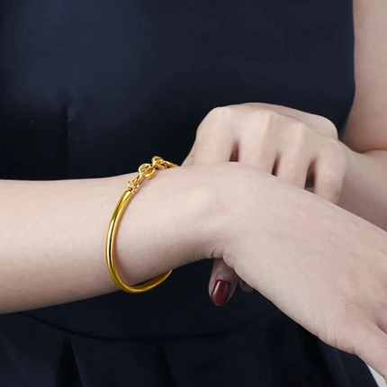 Armreif - Royal Edge – Offener Armreif mit Kettendetail in Gold